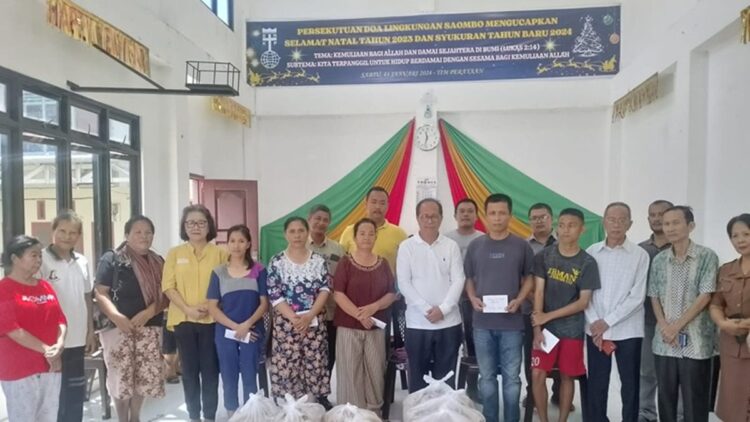 Kebakaran Saombo 'Makan' Korban, Ketua Golkar Gunungsitoli Martinus Lase Antarkan Bantuan Kemanusiaan 1 Ketua DPD Partai Golkar Kota Gunungsitoli beserta rombongan usai menyalurkan bantuan pangan dan logistik lainnya kepada para warga korban kebakaran di Kelurahan Saombo, Kecamatan Gunungsitoli, Kota Gunungsitoli, Senin (21/10/2024). (Kariadil Harefa/Radarsumbar)