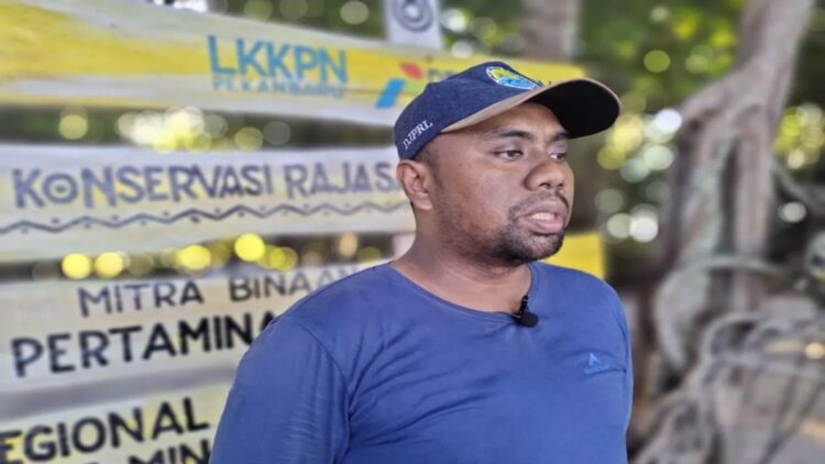 Pengelola Ekosistem Laut dan Pesisir Ahli Muda Loka Kawasan Konservasi Perairan Nasional (LKKPN) Pekanbaru, KKP RI, Yuwanda Ilham saat diwawancarai di Pulau Bando, Kota Pariaman, Sumatera Barat, Senin (21/10/2024). ANTARA/Muhammad Zulfikar