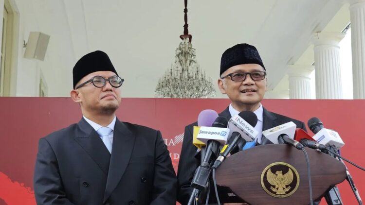 Kepala Badan Penyelenggara Haji, Moch. Irfan Yusuf (kanan) dan Wakil Kepala Badan Penyelenggara Haji, Dahnil Anzar Simanjuntak (kiri) saat memberikan keterangan pers di Istana Kepresidenan Jakarta, Selasa (22/10/2024). ANTARA/Livia Kristianti.