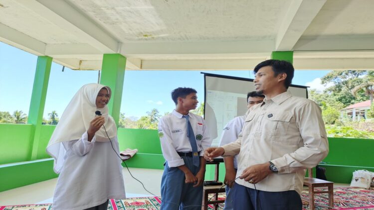Sasar Pemilih Pemula, KPU Pariaman Sosialisasi Pilkada 2024 ke Sekolah 1 KPU Pariaman melakukan sosialisasi terkait Pilkada ke MAN Pariaman. (Foto: Dok. Istimewa)
