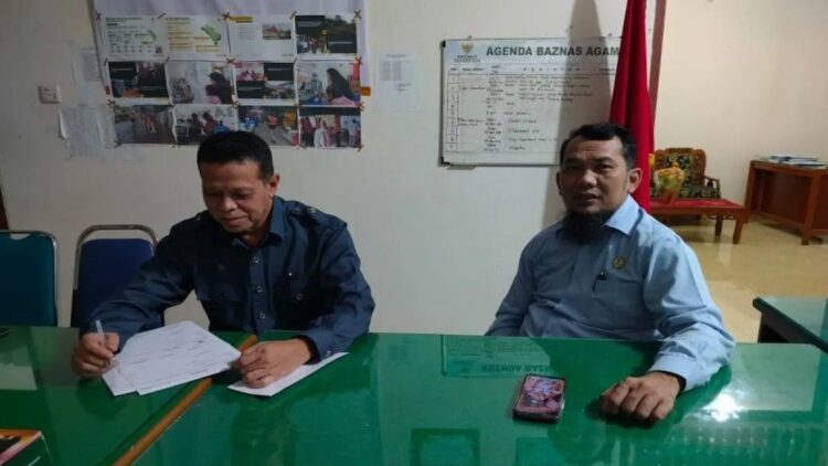 Wakil Ketua III Baznas Agam Usman (kiri) didampingi Wakil Ketua IV Baznas Agam Dodi Mulya Putra (kanan). Dok Antara/Yusrizal