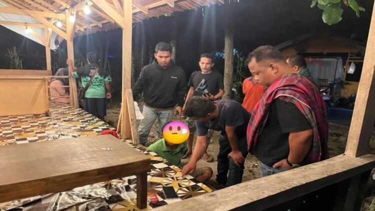Seorang Pengedar Narkotika di Agam Ditangkap Polisi, Satu Lagi Berhasil Kabur 1 Tim Kelelawar Sat Resnarkoba Polres Agam sedang mengamankan pelaku pengedar narkotika golongan satu jenis sabu-sabu. Dok HO/Humas Polres Agam