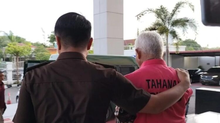 Salah satu tersangka korupsi pengadaan lahan tol Padang-Pekanbaru saat hendak ditahan oleh Kejati Sumbar pada Rabu (23/10) sore. ANTARA/FathulAbdi