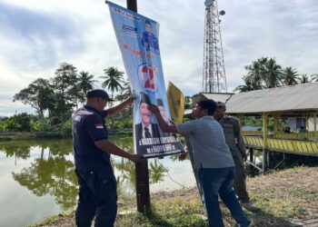 Melanggar, Ratusan APK Pilkada Ditertibkan Bawaslu Kota Pariaman