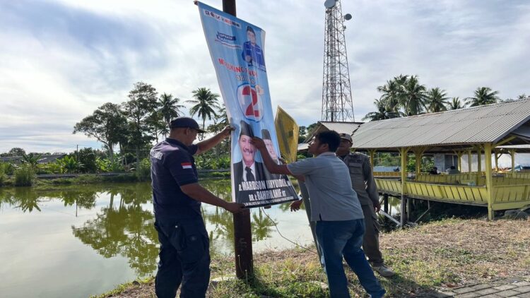 Bawaslu Pariaman menertibkan ratusan alat peraga kampanye yang melanggar. (Foto: Dok. Istimewa)