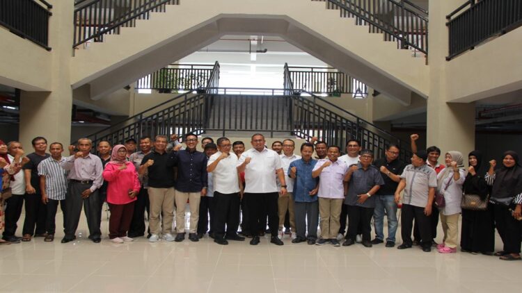 Anggota DPR RI Andre Rosiade meninjau pembangunan Pasar Raya Padang Fase VII yang telah tuntas 100 persen. (Foto: Dok. Tim AR)