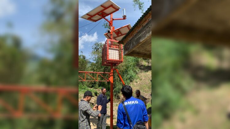 Pengeceken alat sensor peringatan dini banjir bandang oleh BNPB yang didampngi perwakilan BMKG, BBWS Sumatra V, BKSDA, SDA BK wilayah Sumatra Barat di Pagu-Pagu, Nagai Pandai Sikek, Kota Padangpanjang, Sumatra Barat, Kamis (24/10). (Foto: Dok. BNPB)