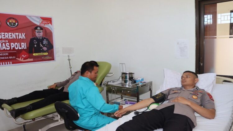 Polres Pariaman menggelar donor darah untuk memeriahkan Hari Jadi Humas Polri ke-73. (Foto: Dok. Istimewa)