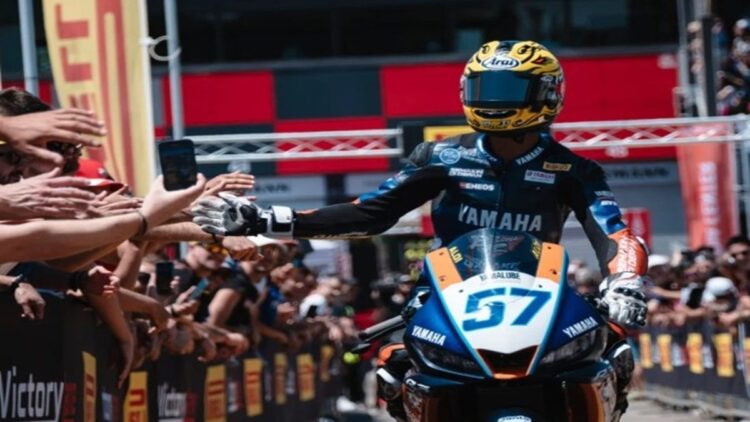 Catat Sejarah, Aldi Satya Mahendra Juara Dunia WSSP300 Pertama dari Indonesia 1 Aldi Satya Mahendra, pebalap muda berbakat asal Bantul, Yogyakarta, berhasil memastikan diri sebagai juara dunia World Super Sport 300 (WSSP300) saat balapan terakhir di Sirkuit Jerez, Spanyol, Minggu (20/10/2024)/Foto: Istimewa/Humas KONI Pusat
