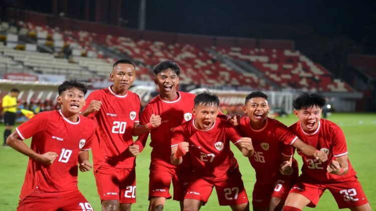 Pesepak bola Timnas Indonesia U-17 Evandra Florasta (ketiga kiri) berselebrasi bersama rekan setimnya Mochammad Mierza Firjatullah (kiri), Muhammad Aldyansyah Taher (kedua kiri), Zahaby Gholy (ketiga kanan), Daniel Alfrido (kedua kanan) dan Lucas Lee (kanan) usai mencetak gol ke gawang Timnas India U-17 saat pertandingan persahabatan internasional di Stadion Kapten I Wayan Dipta Gianyar, Bali, Minggu (25/8/2024). Timnas Indonesia U-17 mengalahkan Timnas India U-17 dengan skor 3-1. ANTARA FOTO/Fikri Yusuf/YU