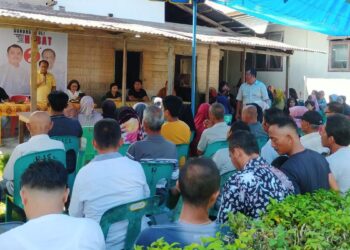 Martinus Lase, Calon Wakil Wali Kota Gunungsitoli saat blusukan dan sosialisasi SMART 2 di Kampung KB, Desa Afia, Kecamatan Gunungsitoli Utara, Kota Gunungsitoli, Selasa (23/11/2024) (Kariadil Harefa/RadarSumbar)