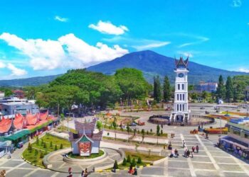 Taman Jam Gadang Kota Bukittinggi. Kota Bukittinggi memborong enam penghargaan Peduli Wisata Award Ke-79 Sumatera Barat tahun 2024. (Antara/Al Fatah)