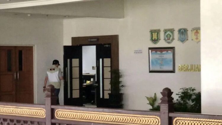 Penyidik KPK berjalan menuju ruang kerja Gubernur Kalsel untuk melakukan penggeledahan usai menangkap empat pejabat terkait dugaan kasus korupsi dalam operasi tangkap tangan (OTT) di Kantor Setdaprov Kalsel di Banjarbaru, Kalimantan Selatan, Selasa (8/10/2024). ANTARA/Tumpal Andani Aritonang