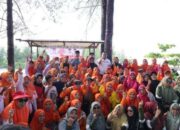 Ratusan ‘Emak-Emak’ Antusias Senam Massal bersama Mahyeldi di Padang