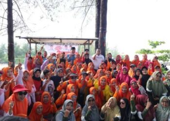 Senam massal yang digelar KSN dan diinisiasi cagub Sumbar Mahyeldi. (dok. istimewa)