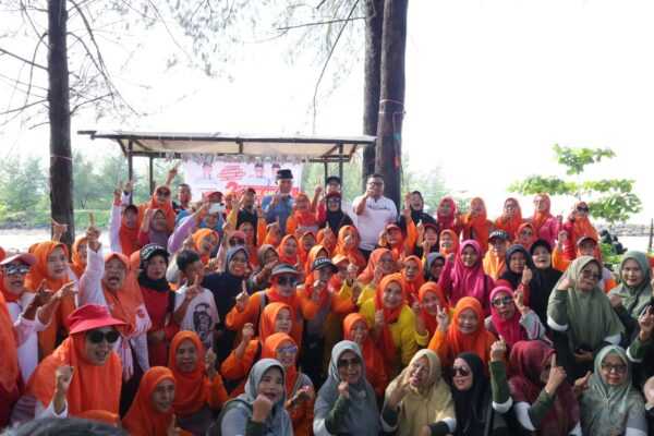 Ratusan ‘Emak-Emak’ Antusias Senam Massal bersama Mahyeldi di Padang 1 Senam massal yang digelar KSN dan diinisiasi cagub Sumbar Mahyeldi. (dok. istimewa)