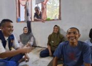 Momen Sendu Vasko Ruseimy Bertemu Keluarga Penyintas Paralisis di Tanah Datar