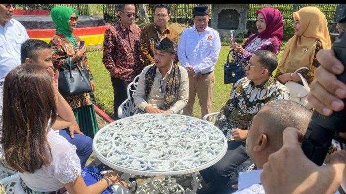 Vasko Ruseimy Dampingi Fadli Zon-Giring Ganesha Resmikan Museum Sastra Indonesia di Tanah Datar 1 download 14