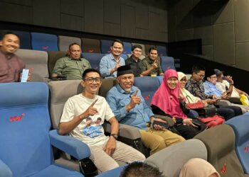 Mahyeldi bersama Uda Rio, pentolan Garundang Entertainment sedang nobar film 'Sadang di Bawah'. (dok. istimewa)