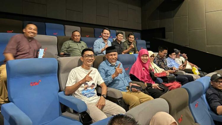 Mahyeldi bersama Uda Rio, pentolan Garundang Entertainment sedang nobar film 'Sadang di Bawah'. (dok. istimewa)