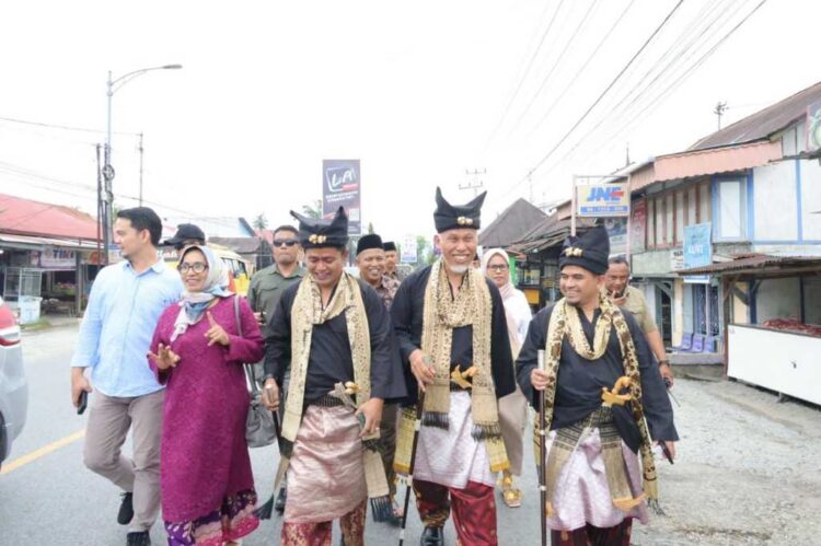 Dukungan Menguat, Mahyeldi Diberi Penghormatan Adat di Nagari Selayo Solok 1 download 8