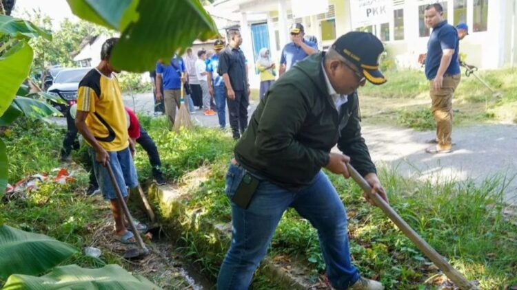 Bersih-bersih Lingkungan Tempat Tinggal, Pemko Gelar Padang Bagoro 1 Penjabat Wali Kota Padang, Andree Algamar ikut bergotong royong dengan masyarakat. (ANTARA/HO-Pemko Padang)