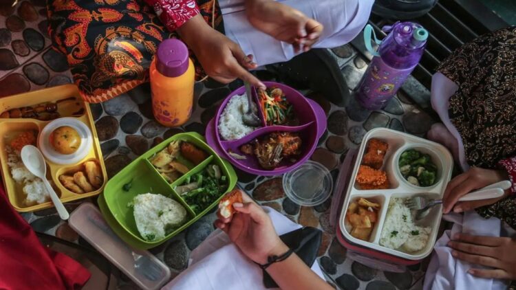 Siap Implementasikan Program Makan Siang Bergizi Gratis, Pemko Padang Tunggu Juknis Pusat 1 ilustrasi makan siang gratis. (dok. Antara)