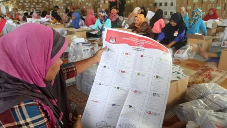 KPU Padang Mulai Cetak 684.475 Surat Suara Pilkada 2024 1 Ilustrasi penyortiran dan pelipatan surat suara. (Foto: Dok. Antara)