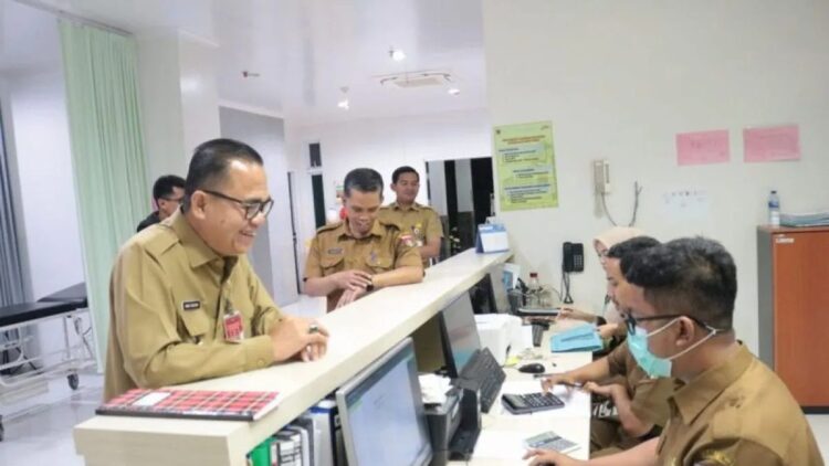 Sidak RSUD Bukittinggi, Ini Pesan Pjs Wako 1 Pjs Wali Kota Bukittinggi, Hani Syopiar Rustam saat melakukan inspeksi mendadak ke RSUD Bukittinggi (Antara/Al Fatah)