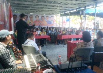 Paslon SMART saat silaturahmi dengan puluhan para lansia dan janda bersama Komunitas Sahabat Venny, di Posko Pemenangan SMART 2, Rabu (23/10/2024). (Kariadil Harefa/RadarSumbar)