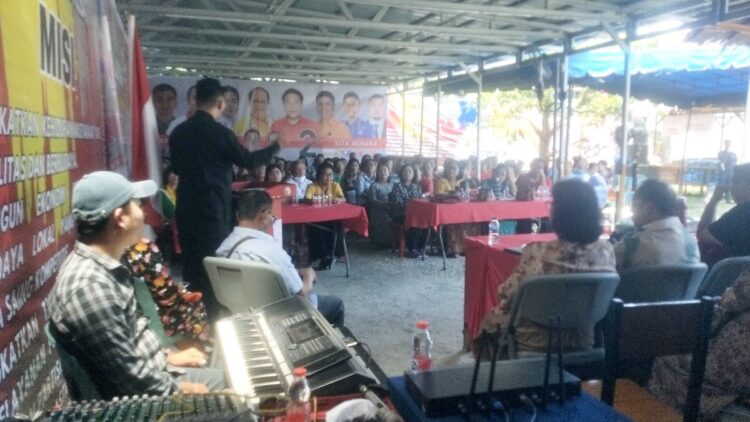 Paslon SMART 2 Siap Akomodir Aspirasi Lansia dan Kelompok Rentan di Gunungsitoli 1 Paslon SMART saat silaturahmi dengan puluhan para lansia dan janda bersama Komunitas Sahabat Venny, di Posko Pemenangan SMART 2, Rabu (23/10/2024). (Kariadil Harefa/RadarSumbar)