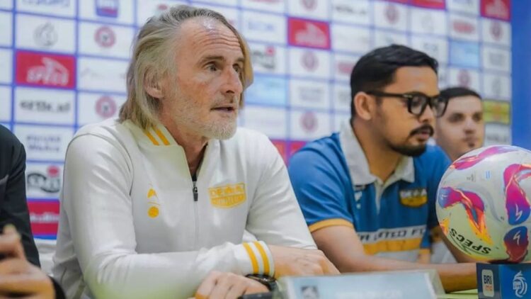 Dewa United Siap Hadapi Tekanan Suporter Semen Padang FC 1 Pelatih Dewa United Jan Olde Riekerink. (dok. PT LIB)