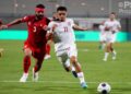 Pemain Timnas Indonesia Ragnar Oratmangoen berebut bola dengan kapten Bahrain. (dok. PSSI)