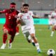 Pemain Timnas Indonesia Ragnar Oratmangoen berebut bola dengan kapten Bahrain. (dok. PSSI)