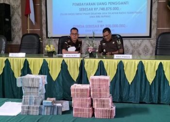 Pembayaran uang pengganti oleh terpidana korupsi dana hibah KONI Padang atas nama Agus Suardi sebesar Rp748.875.000, dan denda sebesar Rp200 juta. (ANTARA/FathulAbdi)
