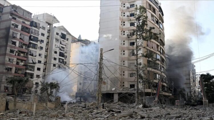 Keluarkan Peringatan Evakuasi, Israel Targetkan Serangan di Beirut Selatan 1 Sedikitnya 13 orang tewas pada Sabtu (5/10/2024) pagi dalam serangkaian pengeboman Israel ke pinggiran selatan Beirut dan Lembah Bekaa di Lebanon timur, serta kota-kota di Lebanon selatan. (ANTARA/Anadolu/py (Anadolu)