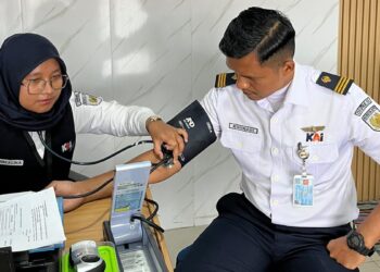 Pemeriksaan kesehatan rutin karyawan KAI Divre II Sumbar. (dok. Humas)