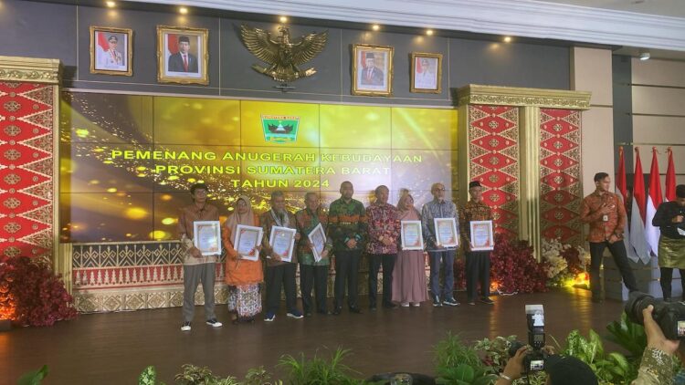 Enam Tokoh dan Satu Komunitas Terima Anugerah Kebudayaan Sumbar 2024 1 Penerima Anugrah Kebudayaan Sumbar tahun 2024 dalam rangkaian iven Pekan Kebudayaan Daerah. (dok. istimewa)