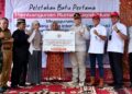Penyerahan bantuan pembangunan RLH pakai SEPABLOCK oleh PT Semen Padang. (dok. istimewa)