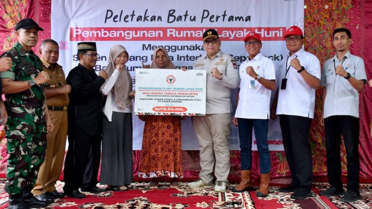 PT Semen Padang Bangun 12 Rumah Layak Huni Menggunakan Sepablock 1 Penyerahan bantuan pembangunan RLH pakai SEPABLOCK oleh PT Semen Padang. (dok. istimewa)