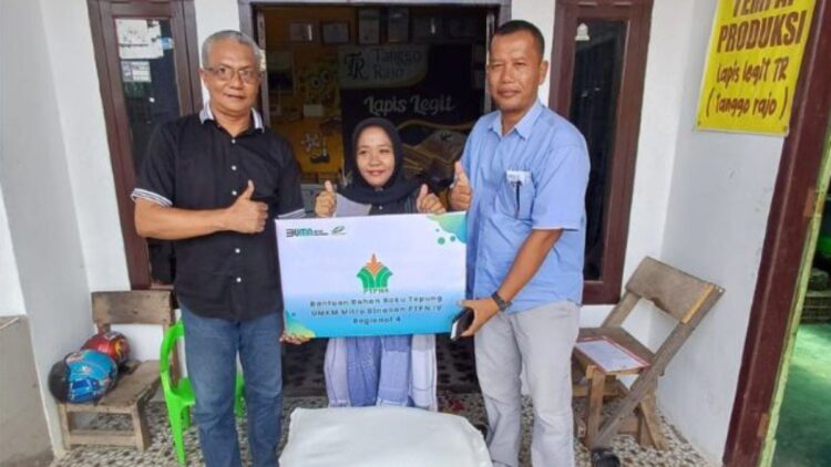 penyerahan bantuan untuk UMKM dari PTPN IV