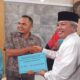 Penyerahan dana operasional RT:RW di Padang. (dok. Infopublik)