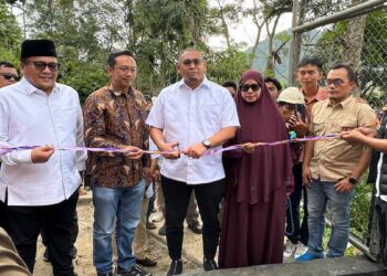 Resmikan BTS di Sungai Patai Tanah Datar, Andre Rosiade: Kami Tidak Omon-omon, tapi Langsung Eksekusi 15 Wakil Ketua Komisi VI DPR RI, Andre Roside bersama VP Area Network Operations Sumatera Nugroho A Wibowo dan jajaran serta kader Gerindra di Tanah Datar hadir dalam peresmian BTS Telkomsel di Sungai Patai, Kecamatan Sungayang, Kabupaten Tanah Datar. (dok. istimewa)