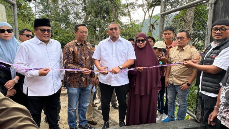 Resmikan BTS di Sungai Patai Tanah Datar, Andre Rosiade: Kami Tidak Omon-omon, tapi Langsung Eksekusi 1 Wakil Ketua Komisi VI DPR RI, Andre Roside bersama VP Area Network Operations Sumatera Nugroho A Wibowo dan jajaran serta kader Gerindra di Tanah Datar hadir dalam peresmian BTS Telkomsel di Sungai Patai, Kecamatan Sungayang, Kabupaten Tanah Datar. (dok. istimewa)