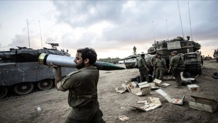 PBB Serukan Semua Negara Hentikan Pasokan Senjata untuk Israel 1 Pelapor khusus PBB untuk hak asasi manusia dalam kontra-terorisme, Ben Saul, pada Senin (28/10/2024) mengkritik tindakan militer Israel di Gaza dan menyerukan kepada semua negara untuk menghentikan pasokan senjata kepada Israel, dengan alasan pelanggaran hukum humaniter. /ANTARA/Anadolu/py