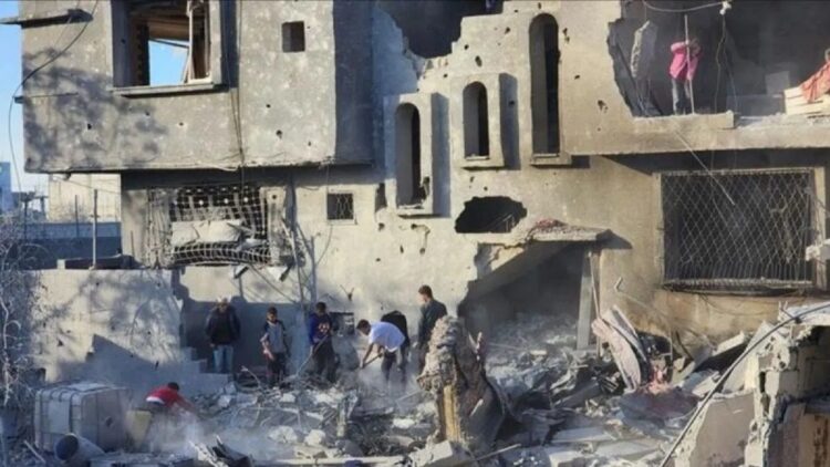 Hampir Tiga Pekan Terakhir, Israel Bunuh 1.000 lebih Warga Palestina di Gaza Utara 1 Kelompok perlawanan Palestina, Hamas pada Sabtu (26/10) mengecam serangan Israel terhadap area permukiman di kota Beit Lahia, Jalur Gaza utara. /ANTARA/Anadolu/py