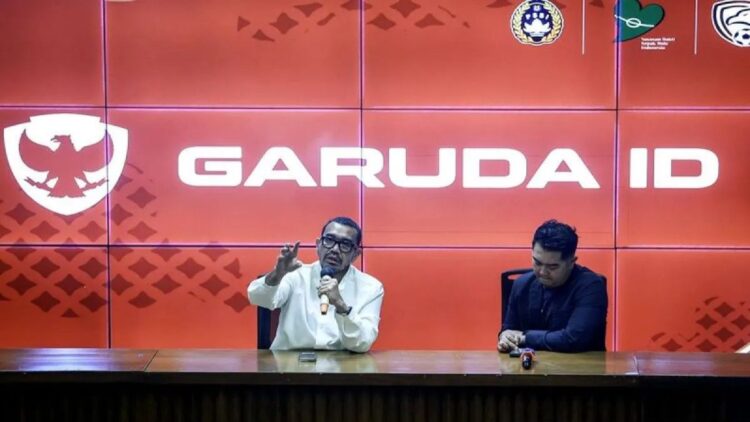 Anggota Executive Committee (Exco) PSSI Arya Sinulingga (kiri) bersama Dirut PT Garuda Sepakbola Indonesia (GSI) Marsal Irwan Masita (kanan) menyampaikan paparan dalam konferensi pers tentang aplikasi Garuda ID di Stadion Utama Gelora Bung Karno, Senayan, Jakarta, Kamis (24/10/2024). ANTARA FOTO/Dhemas Reviyanto/tom/pri.