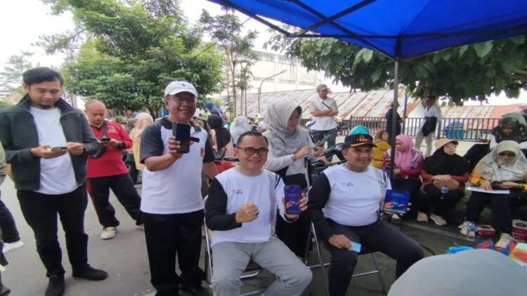 Penjabat Wali Kota Bukittinggi, Hani Syopiar Rustam memperlihatkan aplikasi identitas kependudukan digital. Pemerintah Kota Bukittinggi mengajak warga beralih penggunaan E-KTP ke IKD. (Antara/Pemkot Bukittinggi)