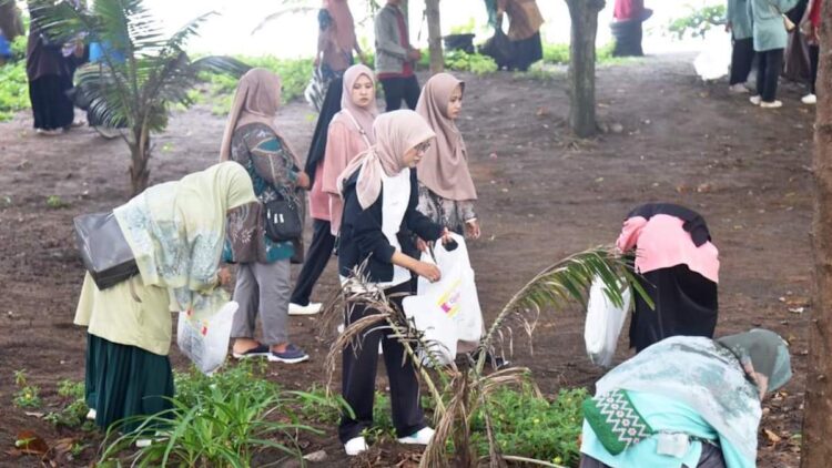 Gerakan 1491 Berhasil Bersihkan Pantai Pariaman 1 Tenaga honorer di Pemkot Pariaman gelar aksi bersih-bersih pantai. (dok. istimewa)