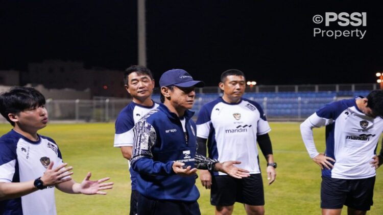 Shin Tae-yong memberi instruksi pada pemain Timnas saat menggelar latihan perdana di Bahrain. (Foto: Dok. PSSI)